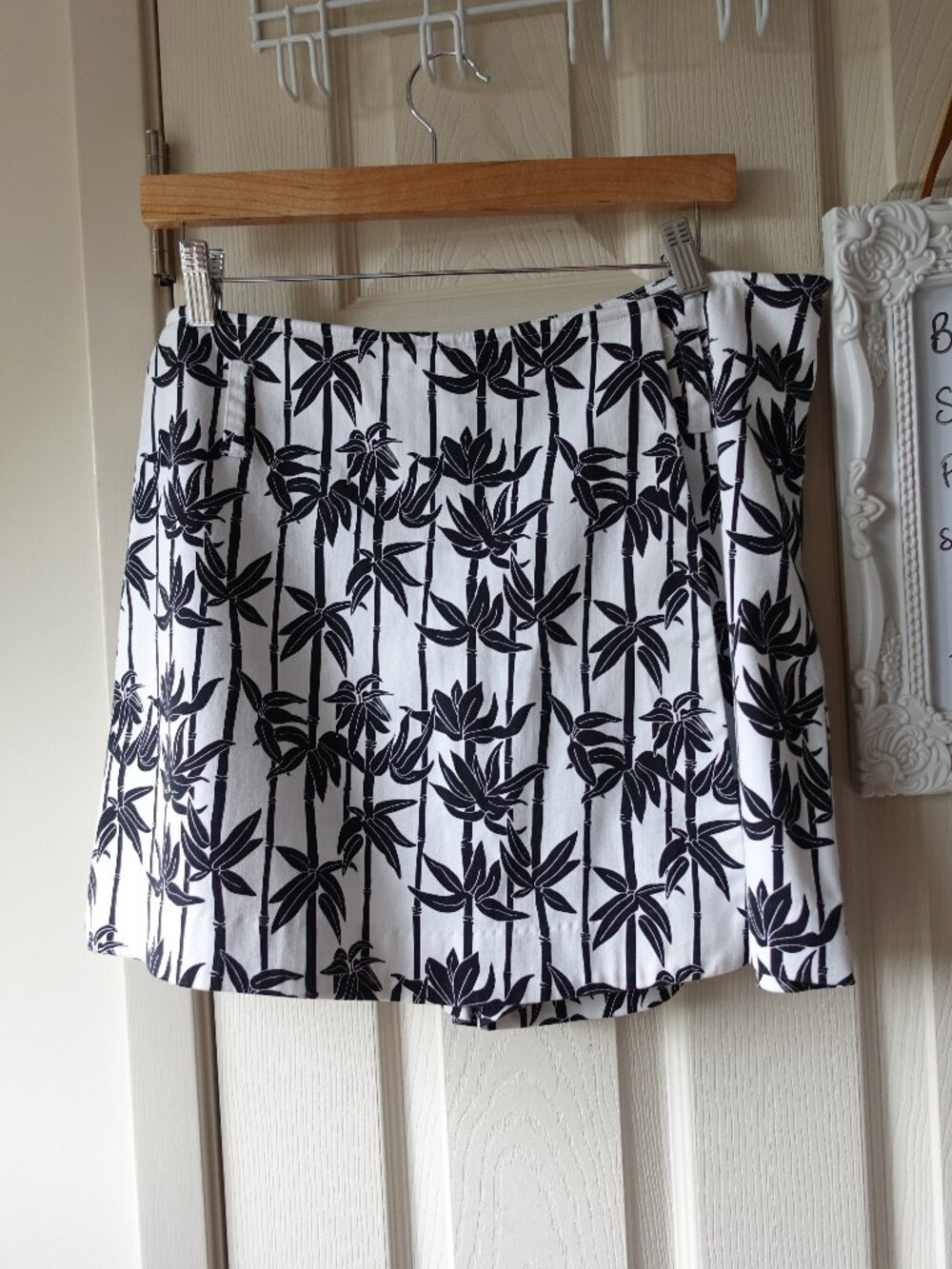 White House Black Market Black & White Floral Skort